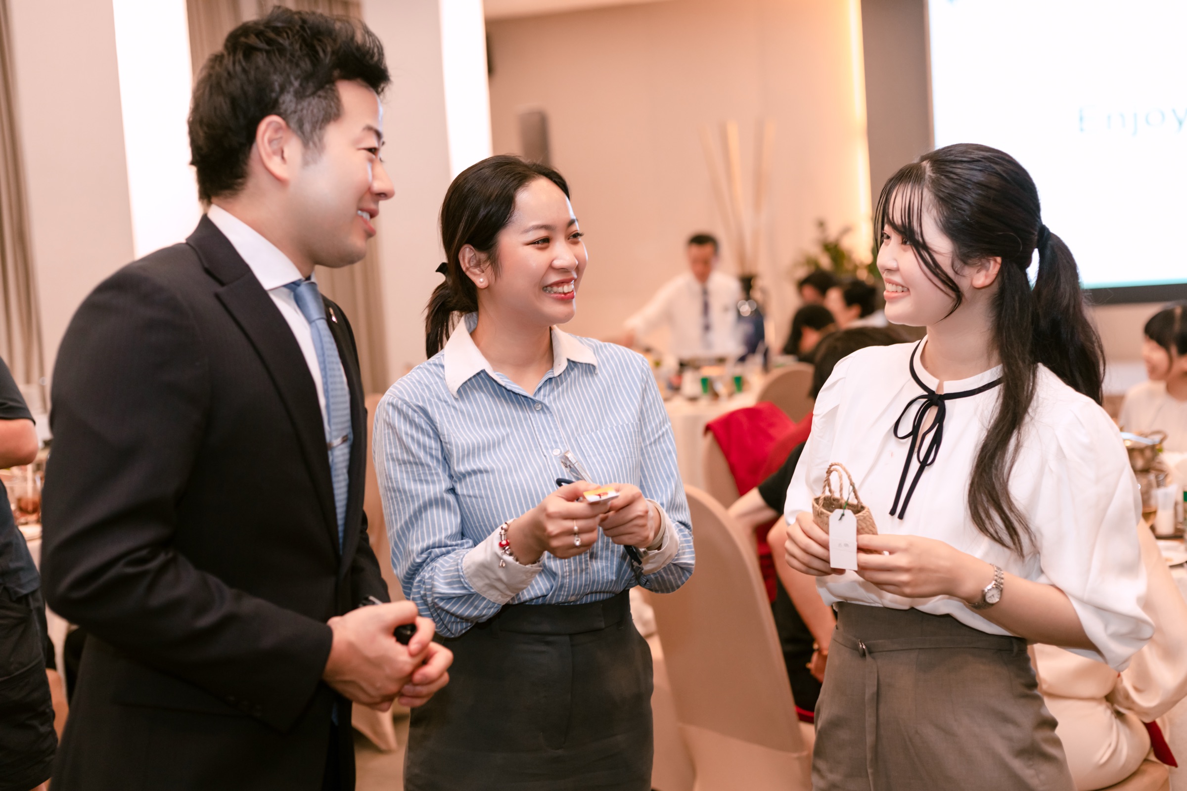 企業担当者と学生がICBNプログラムで協働する様子