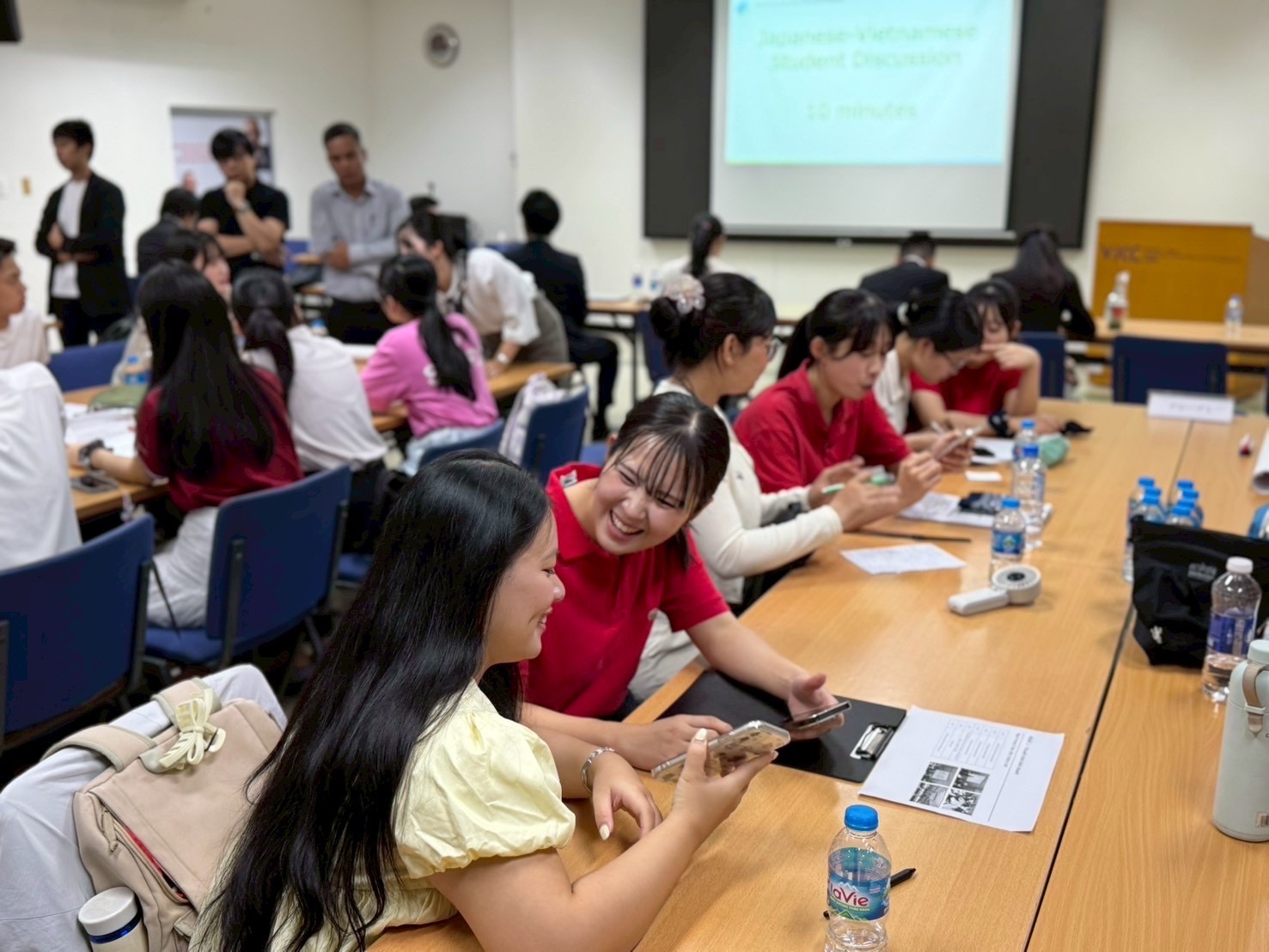 学生チームがICBNプログラムで議論する様子